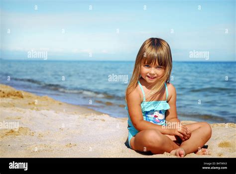 teen nude selfies|Süße Junge Mädchen Am Strand Blick In Die Kamera Und Spaß